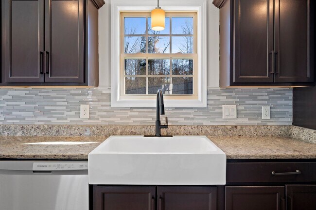 Building Photo - 1385 Sussex Dr