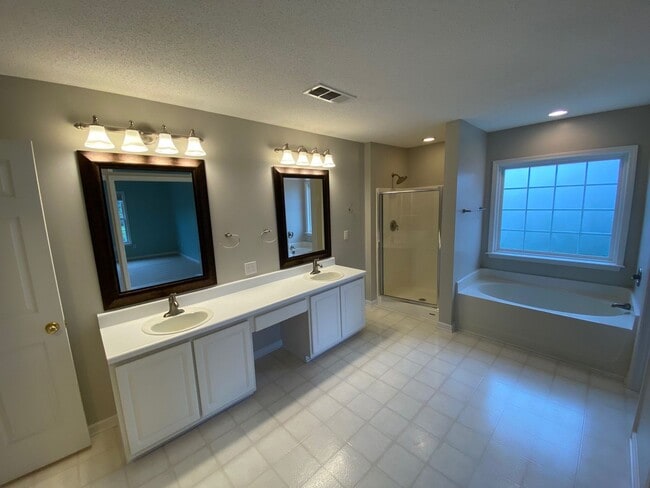 Building Photo - Simpsonville