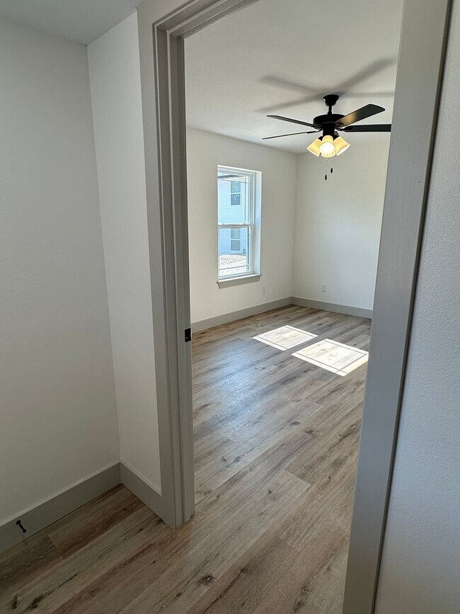 Building Photo - NEW CONSTRUCTION 5 Bed 3 Bath w/ Walk Out ...