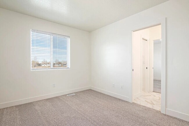 Building Photo - Charming Cedar City 3 Bedroom Townhome!