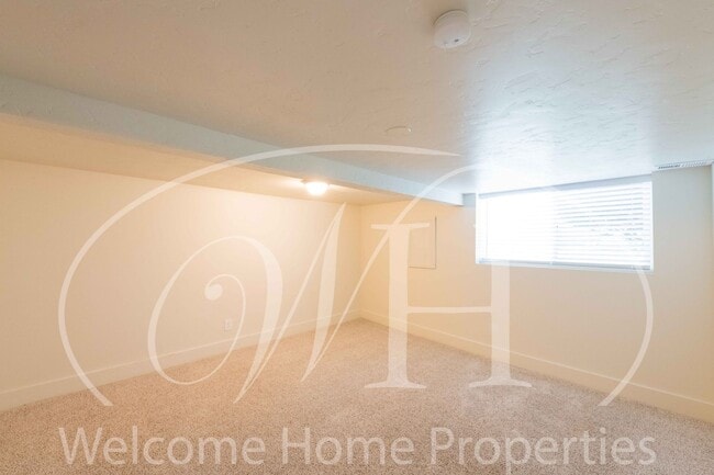 Building Photo - Spacious 4 Bedroom Home with Fireplace and Fenced Yard