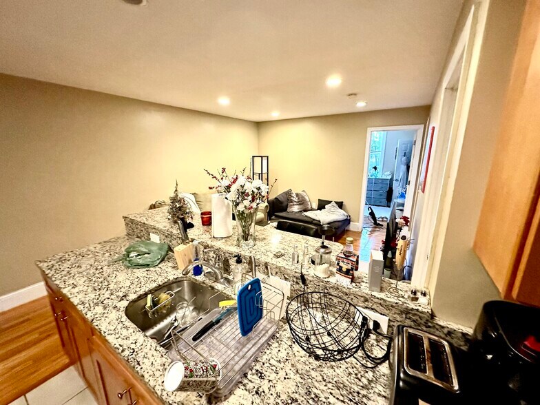 Building Photo - 76 Egmont St