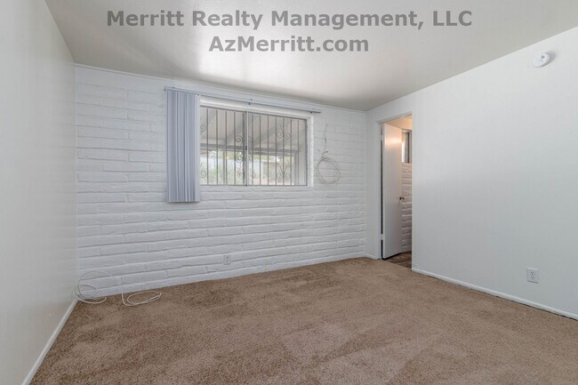 Building Photo - Large 4 Bedroom, 2 bath house with fireplace, a/c, fenced yard, carport, ready to move in