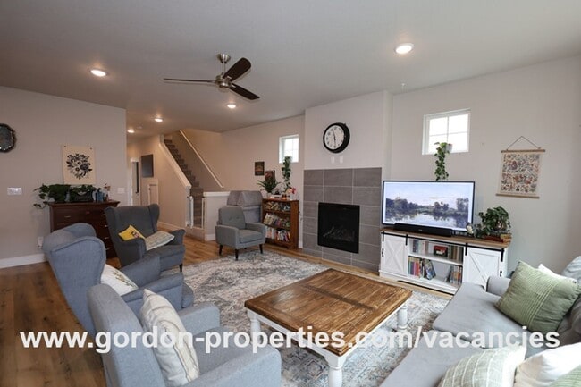 Building Photo - SE Golden Eagle Ln - 4 bedroom home in Hap...