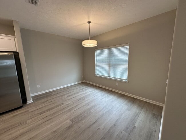 Building Photo - Brand New 3 Bed 2.5 Bath Townhome In Shelbyville