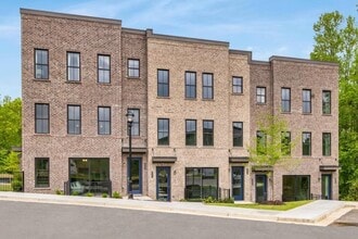 Building Photo - 911 Echo Pk Dr