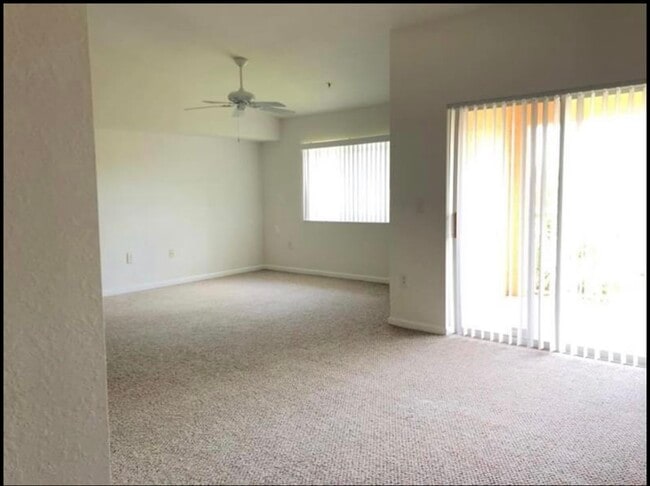 Building Photo - 131 SW Palm Dr