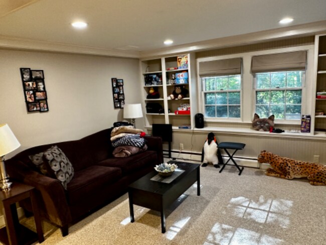 Building Photo - 165 Richardson Dr