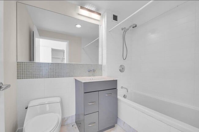 Building Photo - 2 2nd St