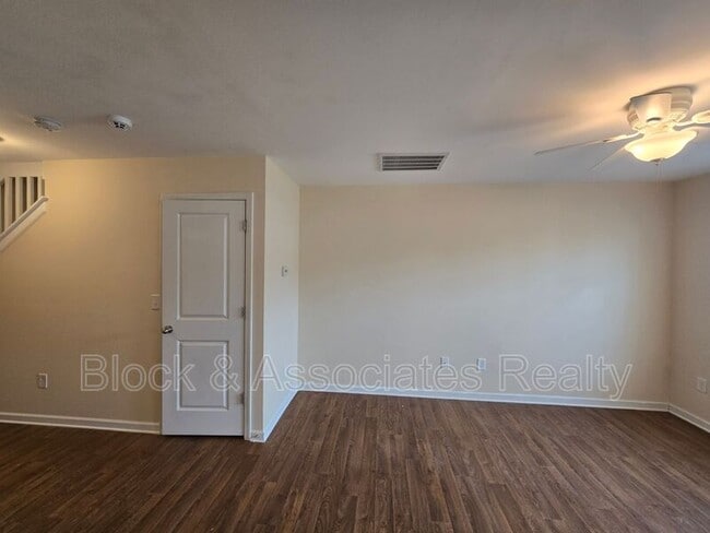 Building Photo - 545 Song Sparrow Ln