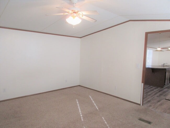 Building Photo - Super Cute & Clean!