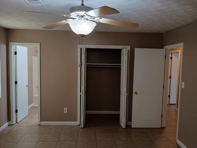 Building Photo - 405 Santa Fe Trail