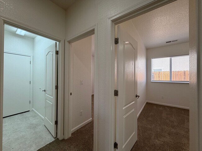 Building Photo - 1719 Short Oak Ct