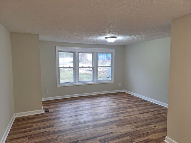 Building Photo - Country Living at its Best!!