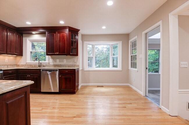 Building Photo - 3 Bedroom 2.5 Bath SFH in Fairfax for Rent!