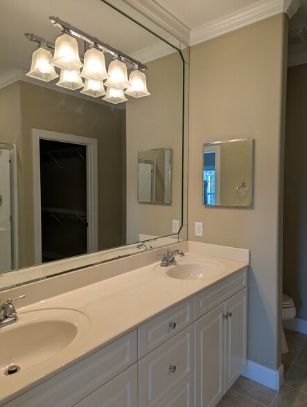 Building Photo - 160 Saint James Pl