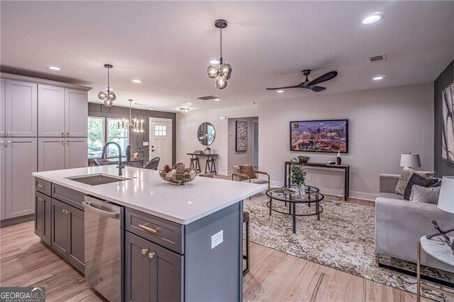 Building Photo - 605 Blake Ave SE