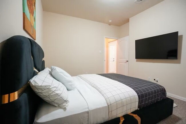 Building Photo - 5625 Dolores St