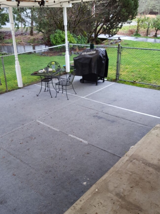 Building Photo - University Place 2bd 2bth, with bonus/office, $2,995 includes yard care and utilities other than ...