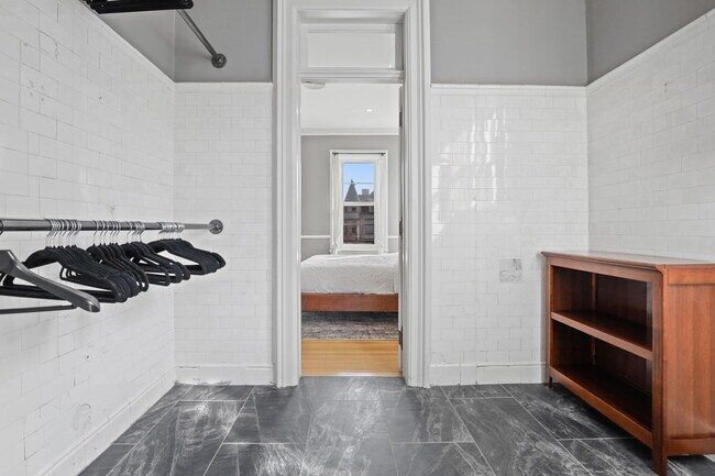 Building Photo - 550 E Town St