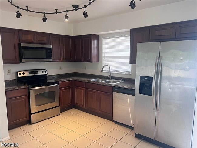 Building Photo - 1416 SE 1st Pl