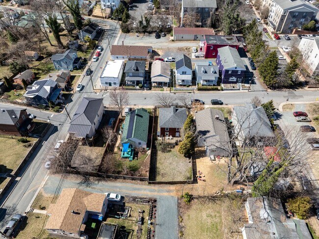 Building Photo - Walk to Main Street Restaurants and Downtown! Charming home, just like grandma's house!
