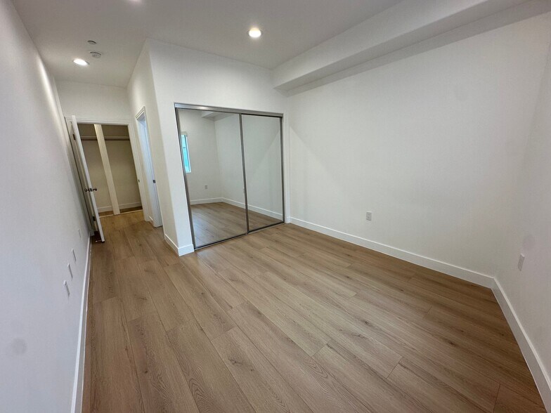Building Photo - 1109 La Peer Dr