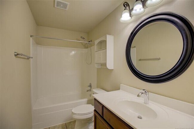 Building Photo - Spacious 4 Bed | 2 Bath | Large backyard | Bixby