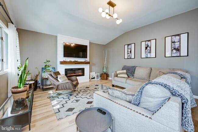 Building Photo - 325 Juniper Dr