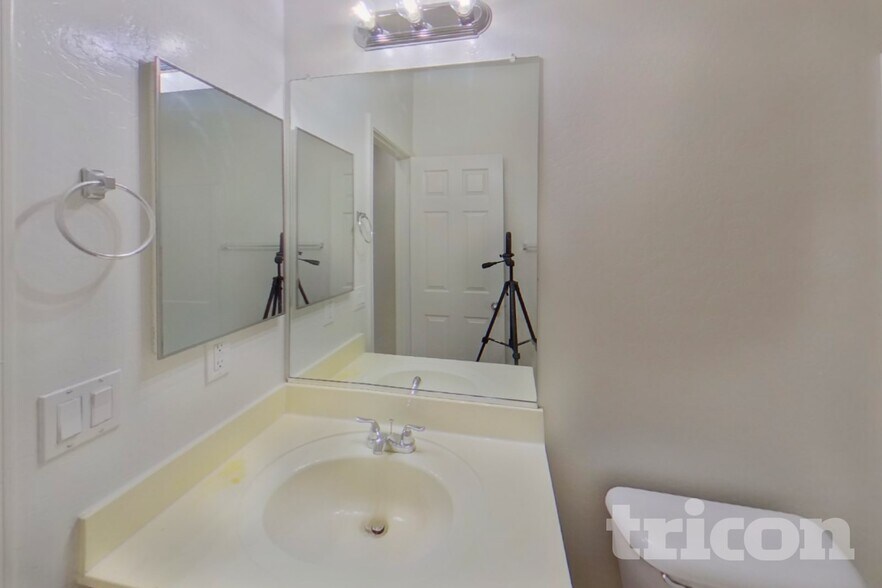 Building Photo - 44570 W Mescal Dr