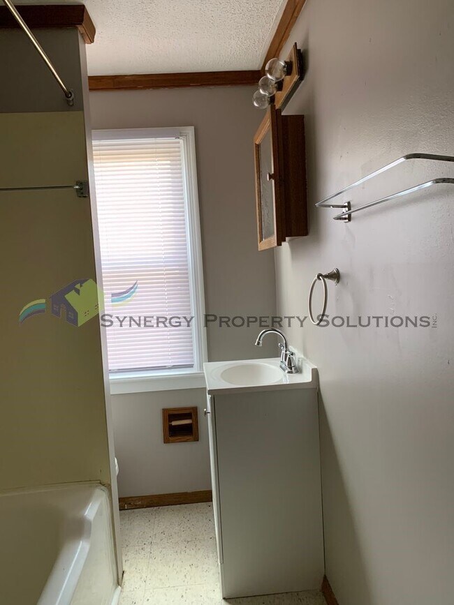 Building Photo - Rental Available!