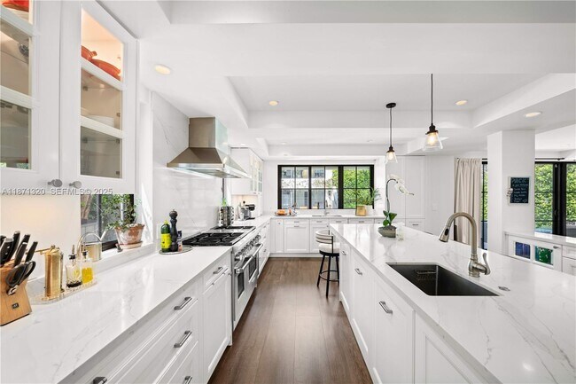 Building Photo - 5728 Pine Tree Dr