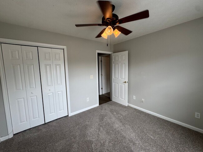 Building Photo - 7002 Oak Side Ct