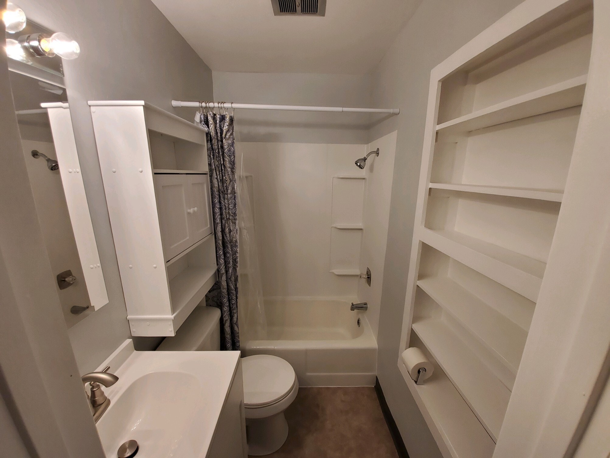 Full Bathroom - 525 30th St