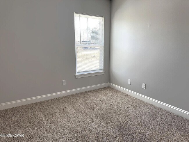 Building Photo - 4 bed 2.5 bath with Garage