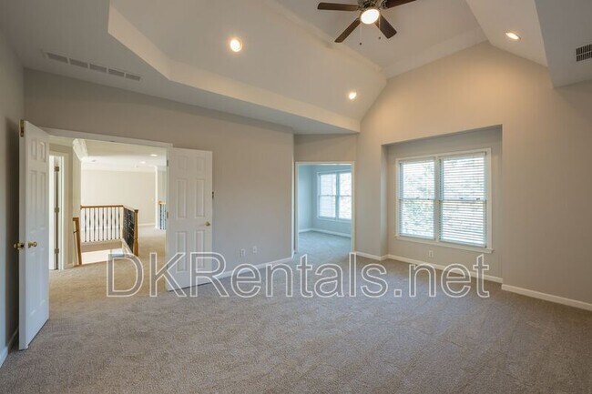 Building Photo - 841 Lakeglen Dr