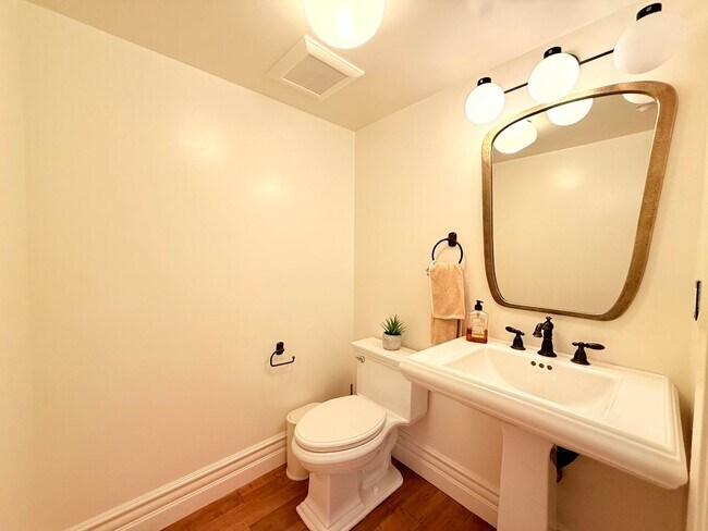 Building Photo - Sophisticated Bright & Spacious Furnished ...
