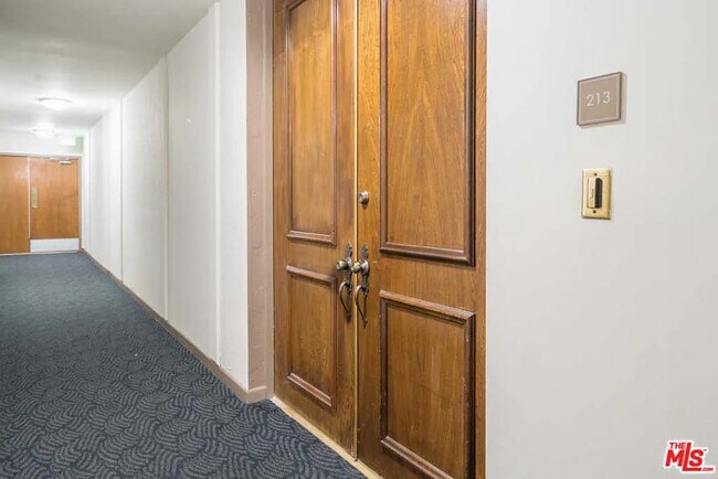 Building Photo - 5870 Green Valley Cir