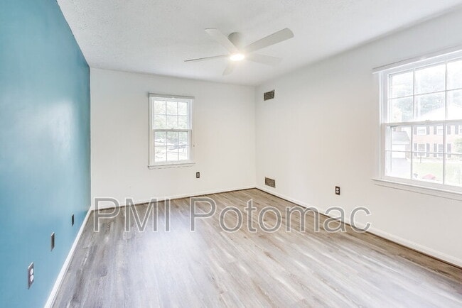 Building Photo - 1718 Crestview Dr