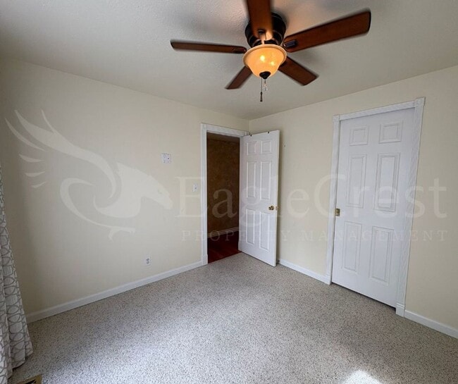 Building Photo - Three Bedroom Townhome Near Country Club G...