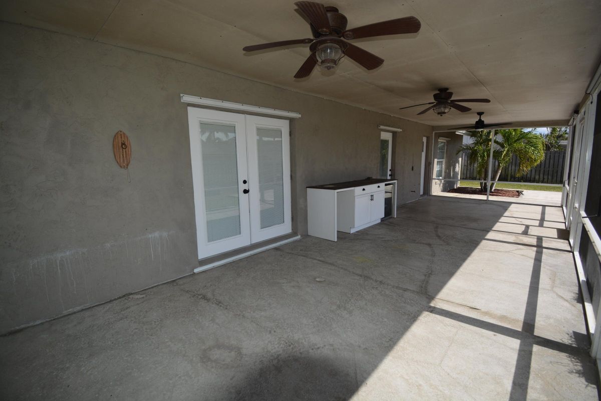 Building Photo - 1379 Pinetta Cir
