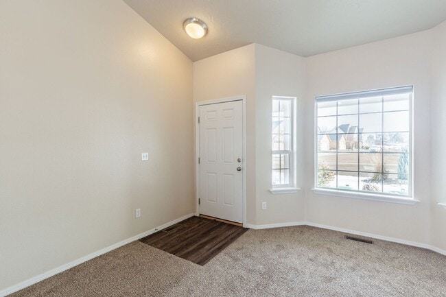 Building Photo - 3 bed 2 bath home