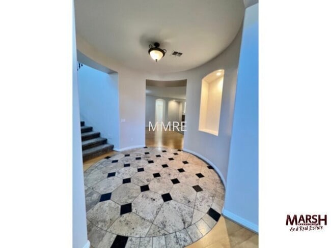 Building Photo - Exceptional 5 bedroom home with fenced poo...