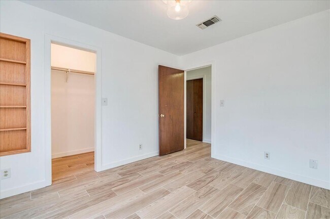Building Photo - 904 Willow Creek Cir