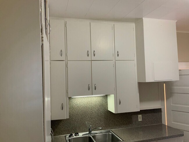 Building Photo - 2 Bedroom Unit in Triplex Near Downtown and Campus