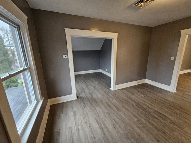 Building Photo - 3433 W 41st St