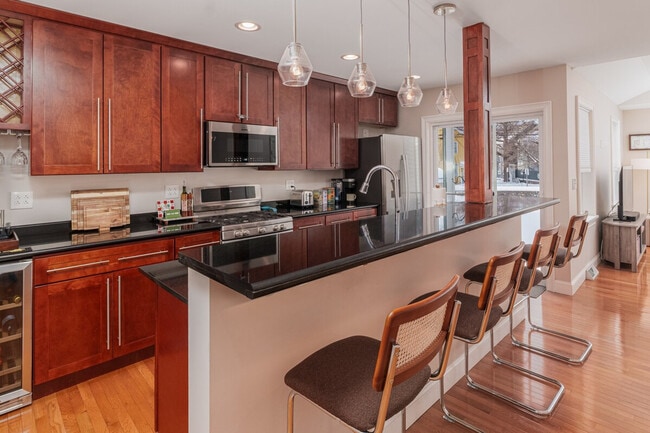 Building Photo - 99 W Circular St