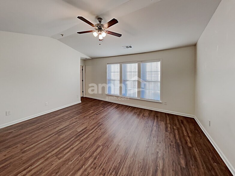 Building Photo - 325 Balaban Cir