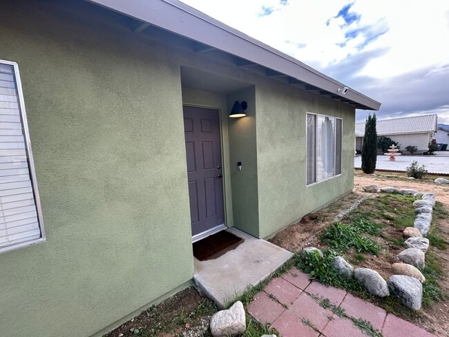 Building Photo - 3-bedroom 2 bath Home with Central AC - Fully Furnished