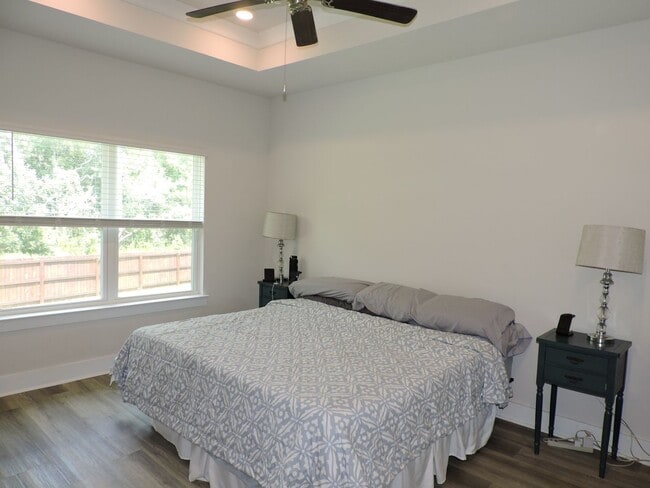 Building Photo - Easy access to shopping, interstate & Navy...